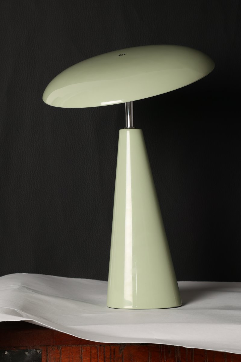 Audrey 33cm Lys grønn bærbar Fra Eja - Den integrerte LED-belysningen gir et behagelig lys, og lampen er dimbar for enkelt å skape den rette atmosfæren i rommet.
