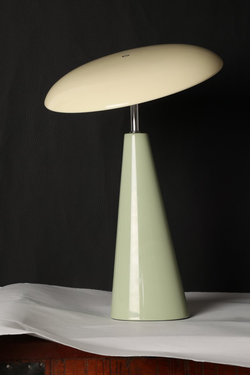 Audrey 33cm Lys grønn/beige bærbar Fra Eja - Den integrerte LED-belysningen gir et behagelig lys, og lampen er dimbar for enkelt å skape den rette atmosfæren i rommet.