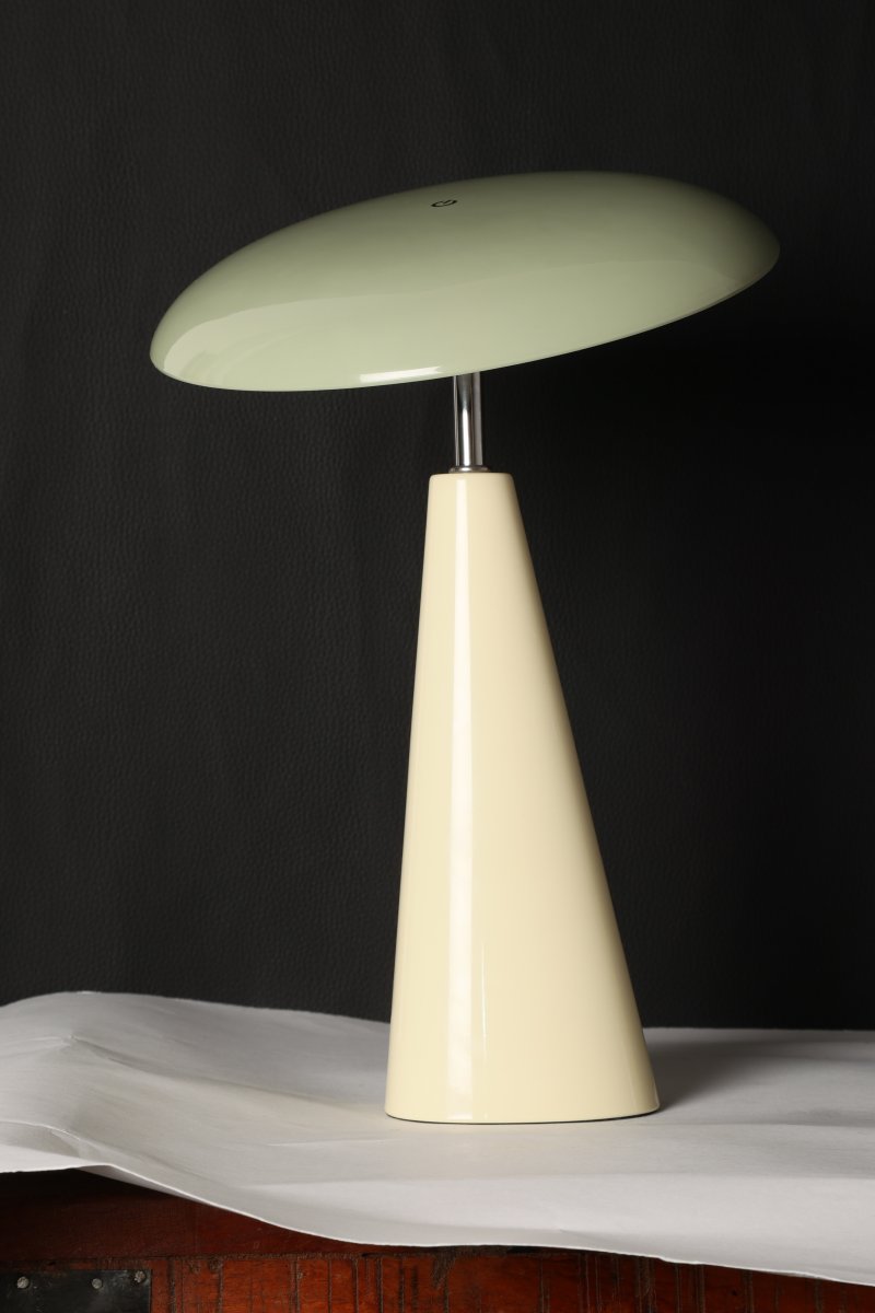 Audrey 33cm Beige/lys grønn bærbar Fra Eja - Den integrerte LED-belysningen gir et behagelig lys, og lampen er dimbar for enkelt å skape den rette atmosfæren i rommet.