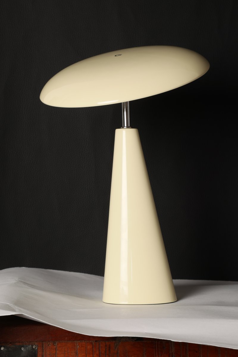 Audrey 33cm Beige bærbar Fra Eja - Den integrerte LED-belysningen gir et behagelig lys, og lampen er dimbar for enkelt å skape den rette atmosfæren i rommet.