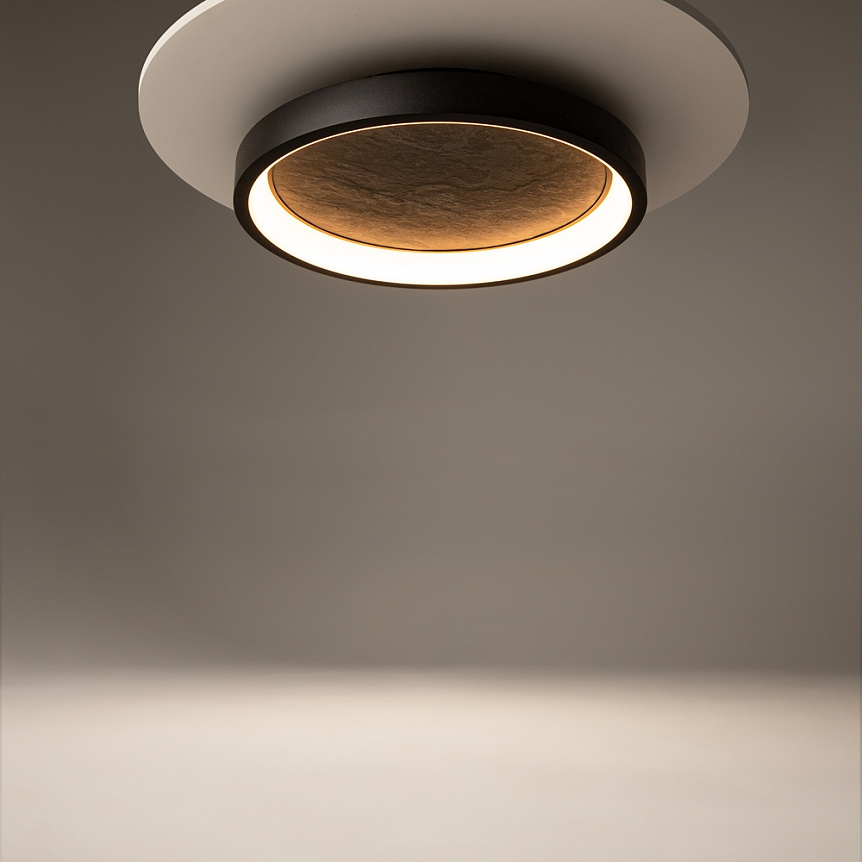 Orign Ø40 Svart plafond Fra Maytoni - Orign er en taklampe i metall med en elegant steinimitasjon i midten som gir et naturlig og eksklusivt inntrykk.