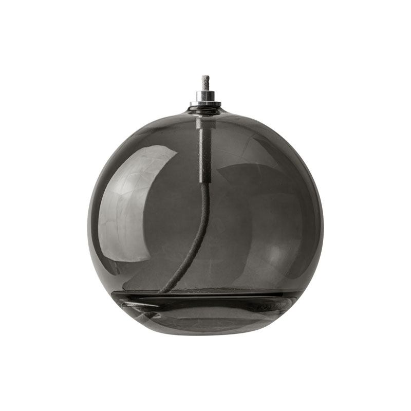 Oljelampe Aura Stor Røykfarget Fra Mette Ditmer - Dess eleganta design och r&ouml;kf&auml;rgade glas sprider ett mjukt, varmt ljus som ger en lugn och mysig k&auml;nsla.