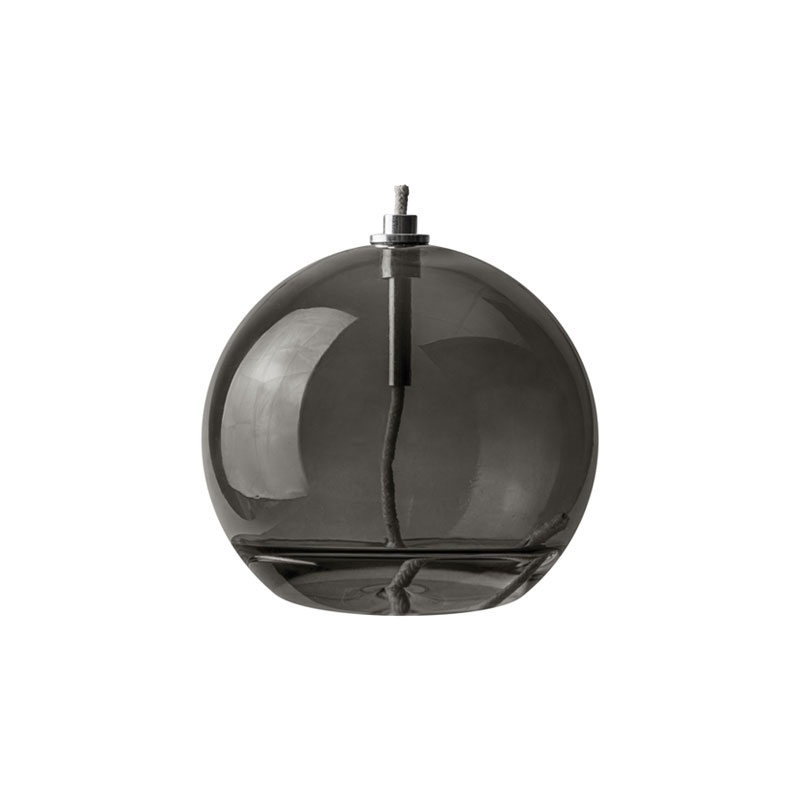 Oljelampa Aura Medium Røykfarget Fra Mette Ditmer - Dess eleganta design och r&ouml;kf&auml;rgade glas sprider ett mjukt, varmt ljus som ger en lugn och mysig k&auml;nsla.