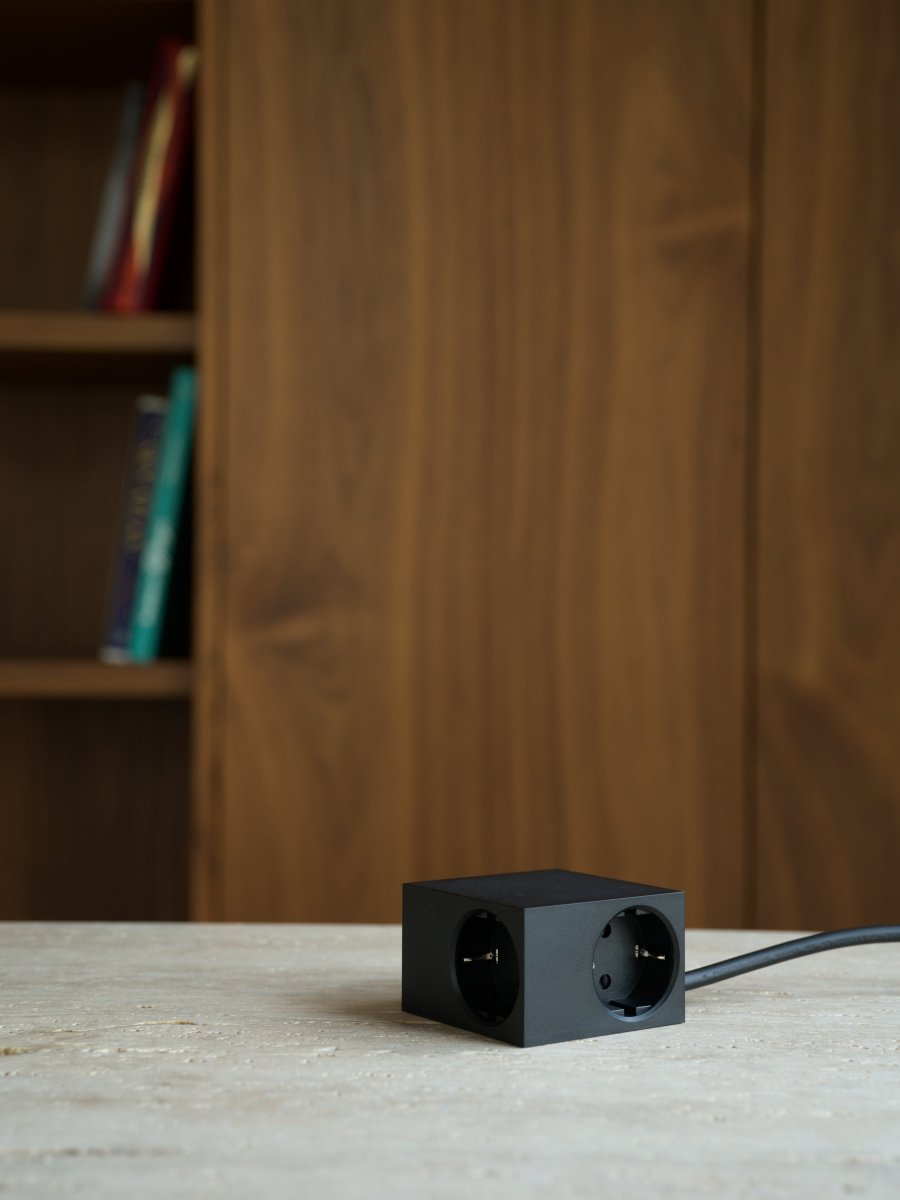 Cuboid Svart Fra Kord - Flere monteringsalternativer &ndash; Fest den direkte til metalloverflater med de magnetiske sidene, bruk den medf&oslash;lgende friksjonsflateholderen for stabil plassering p&aring; bordet, eller monter den p&aring; veggen med 3M-teip for en diskret og lett tilgjengelig stikkontakt.