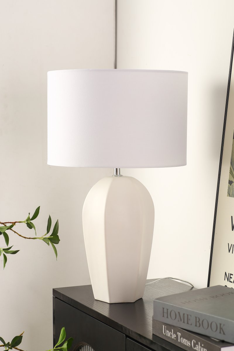 Physalis 50cm Hvit bordlampe Fra Nordic Lighting - Den hvite tekstilskjermen sprer et behagelig og jevnt lys som skaper en rolig atmosf&aelig;re.
