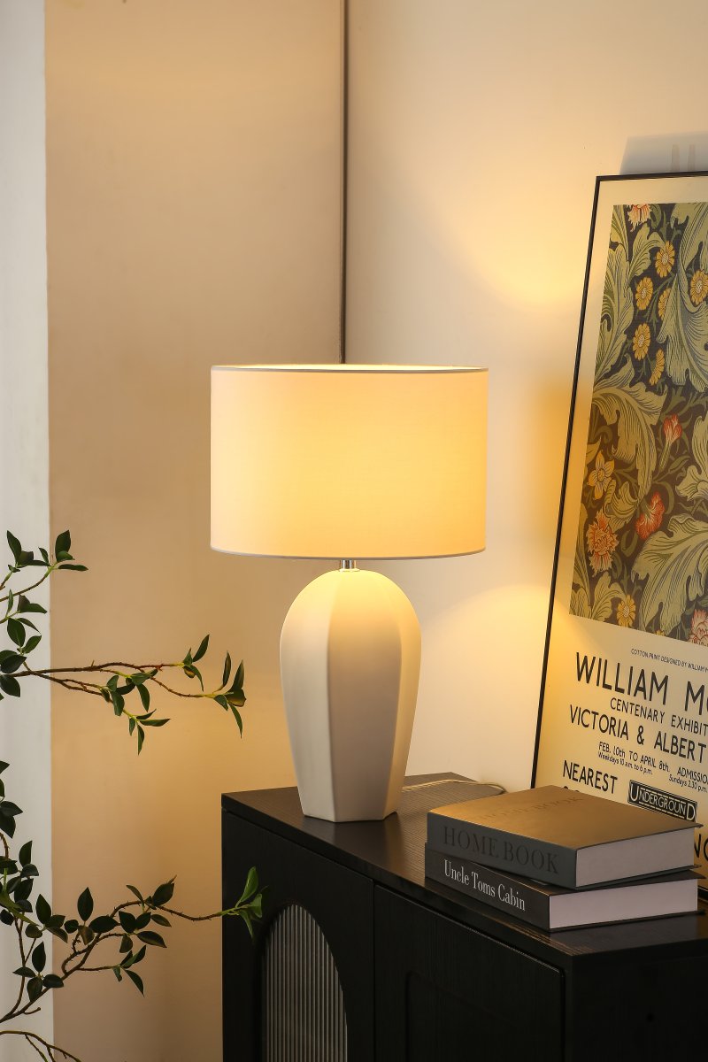 Physalis 50cm Hvit bordlampe Fra Nordic Lighting - Den hvite tekstilskjermen sprer et behagelig og jevnt lys som skaper en rolig atmosf&aelig;re.