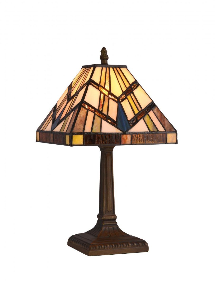 Square 34cm Flerfarget Fra Norrsken Design - Utgangsmaterialet i produksjonsprosessen er spesialfarget glass som er kuttet og polert for å passe til stykket.