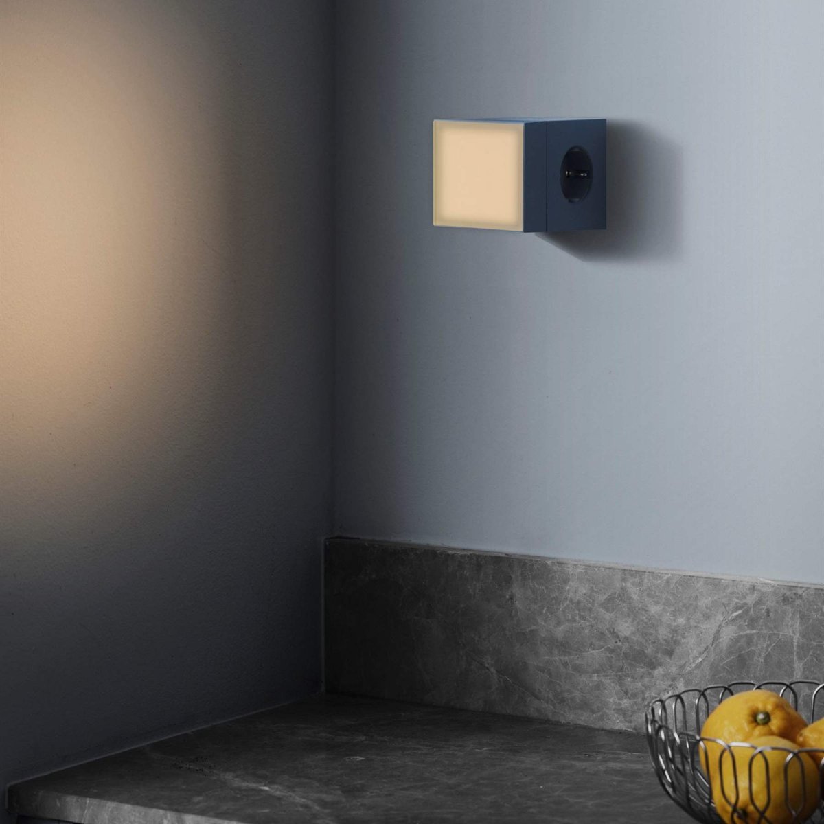 LAMP 1 - EU Blå Fra Avolt - Denne hendige lille lampen kobles direkte til stikkontakten (230V) og er perfekt som nattlampe eller stemningsbelysning i gangen, soverommet eller andre rom der du &oslash;nsker et mykt lys.