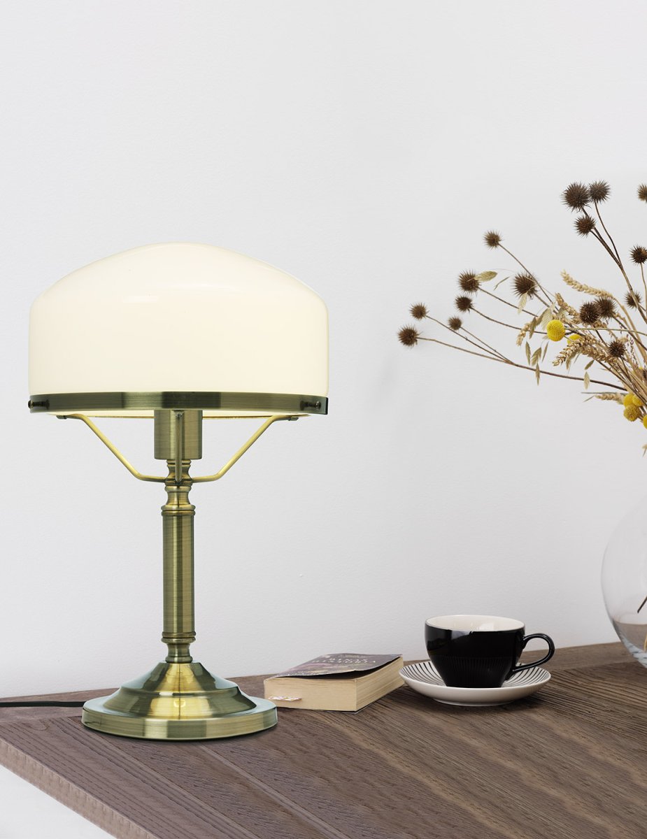 Ditmar 38cm Antikk bordlampe Fra Cottex - Ditmar bordlampe i messingfinish og hvitt glass er en elegant lampe med tidløst design.