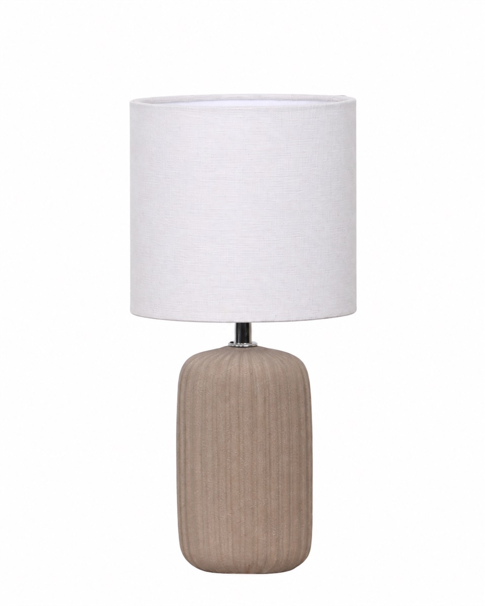 Palizzo 33cm Brun bordlampe Fra Nordic Lighting - Basen har en matt, sandlignende finish i en varm brun tone og en ribbet struktur som gir lampen et mykt og dekorativt uttrykk.