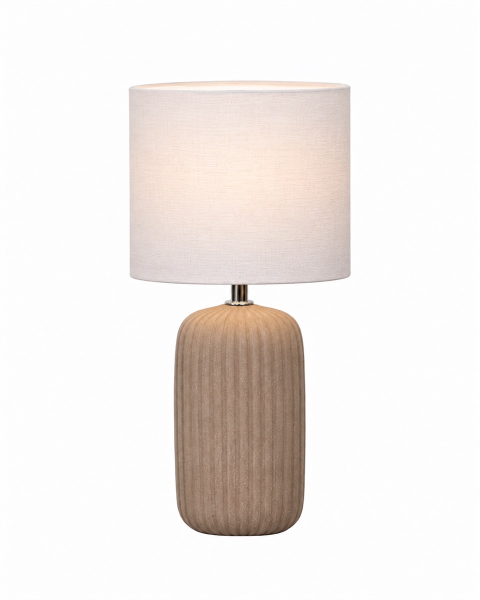 Palizzo 33cm Brun bordlampe Fra Nordic Lighting - Basen har en matt, sandlignende finish i en varm brun tone og en ribbet struktur som gir lampen et mykt og dekorativt uttrykk.