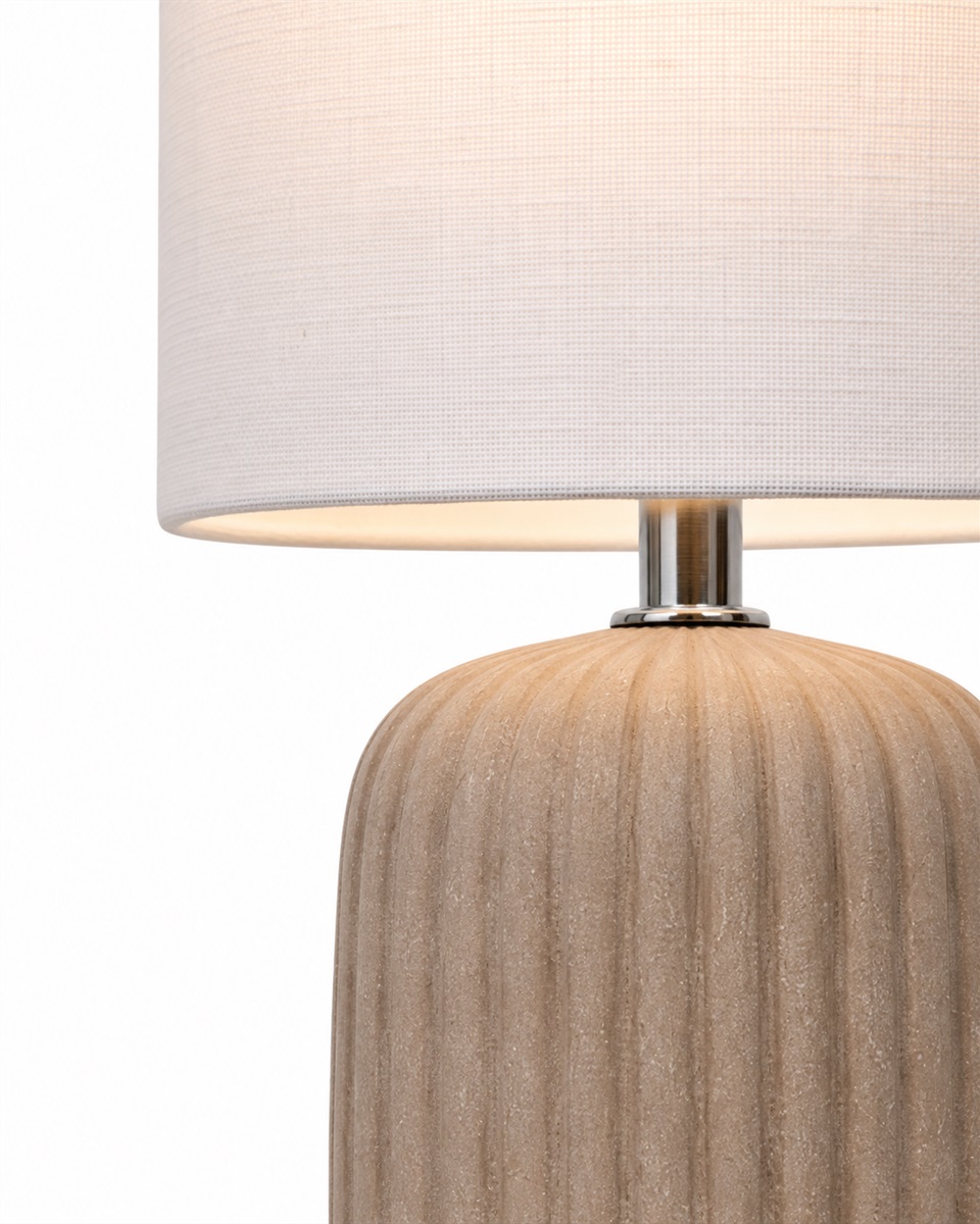 Palizzo 33cm Brun bordlampe Fra Nordic Lighting - Basen har en matt, sandlignende finish i en varm brun tone og en ribbet struktur som gir lampen et mykt og dekorativt uttrykk.