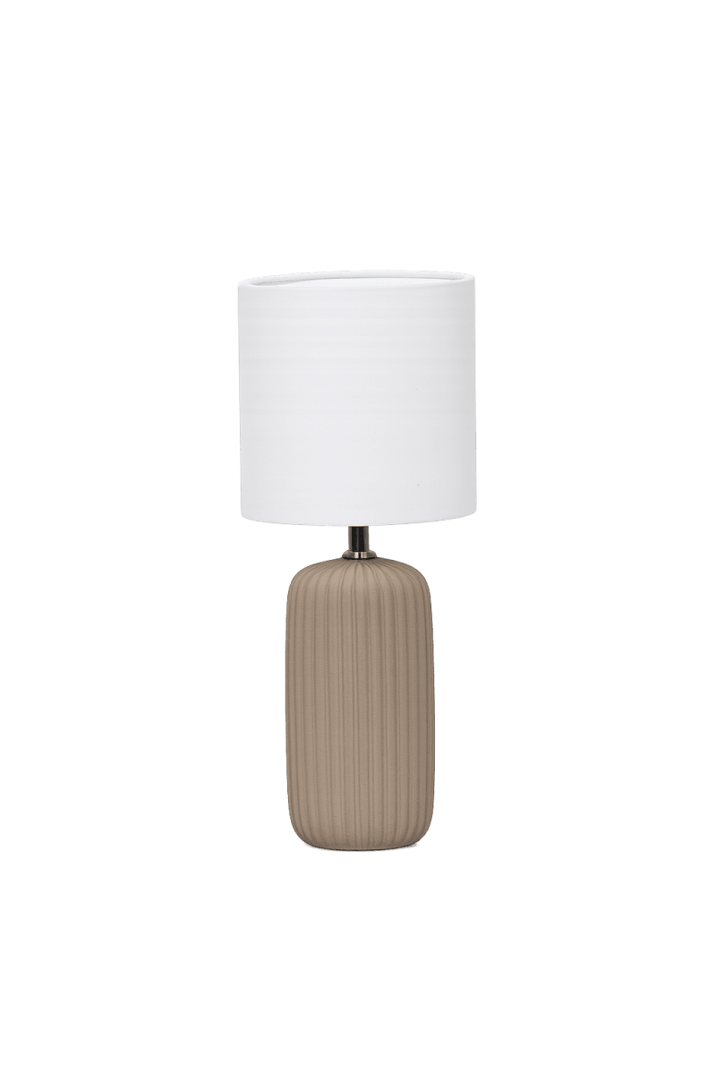 Zoom bilde av Palizzo 33cm Brun bordlampe Fra Nordic Lighting - Basen har en matt, sandlignende finish i en varm brun tone og en ribbet struktur som gir lampen et mykt og dekorativt uttrykk.