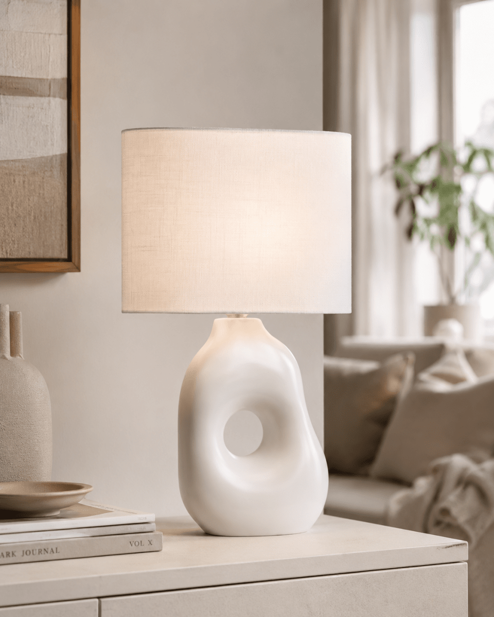 Pikazo 45cm Hvit bordlampe Fra Lampan - Pikazo bordlampe har en unik keramisk base med en skulpturell form og et dekorativt, sammenhengende h&aring;r, kombinert med en hvit og oval linskjerm.