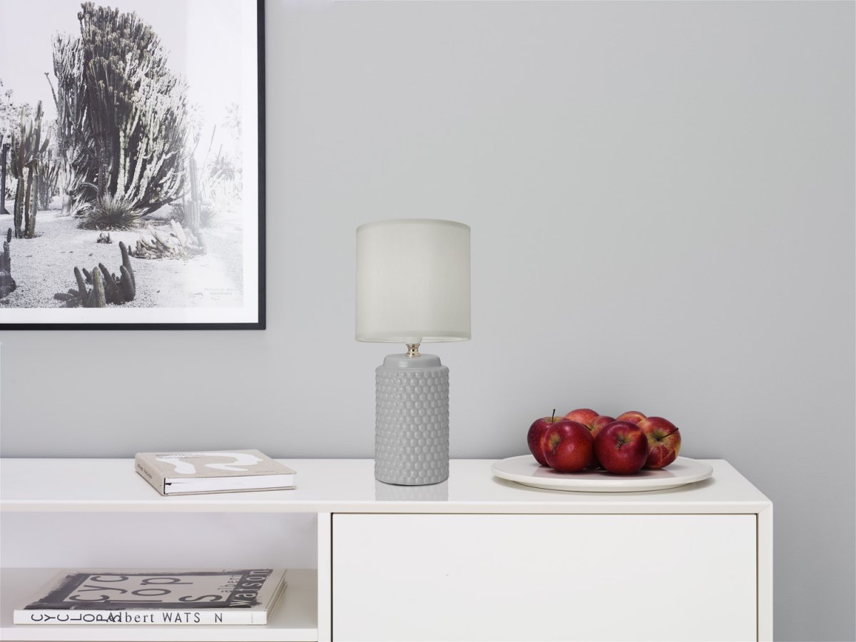 Bubble 33cm Lys grå bordlampe Fra Cottex - Bubble bordlampe i keramikk og tekstil er en unik og trendy interiørdetalj som setter karakter til hjemmet ditt.