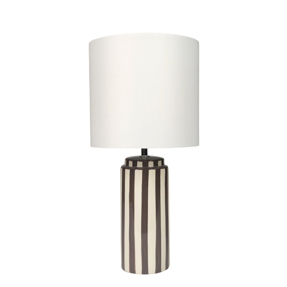 Faro 50cm Brun/hvit bordlampe Fra Nordic Lighting - Lampefoten er laget av keramikk med en kremhvit base og brune striper som gir et livlig, men balansert inntrykk.