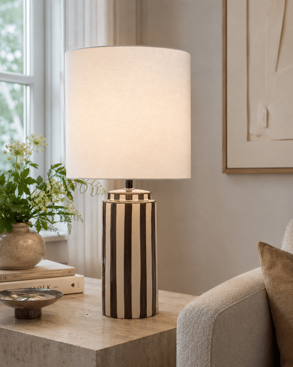 Faro 50cm Brun/hvit bordlampe Fra Nordic Lighting - Lampefoten er laget av keramikk med en kremhvit base og brune striper som gir et livlig, men balansert inntrykk.