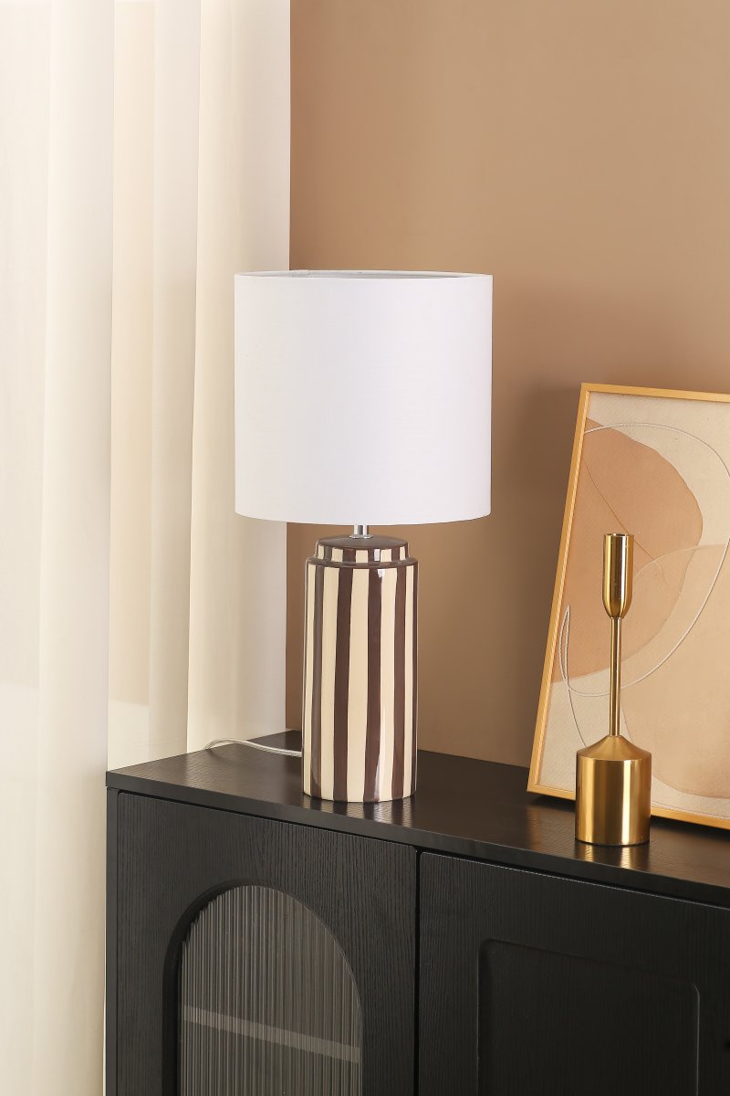 Faro 50cm Brun/hvit bordlampe Fra Nordic Lighting - Lampefoten er laget av keramikk med en kremhvit base og brune striper som gir et livlig, men balansert inntrykk.