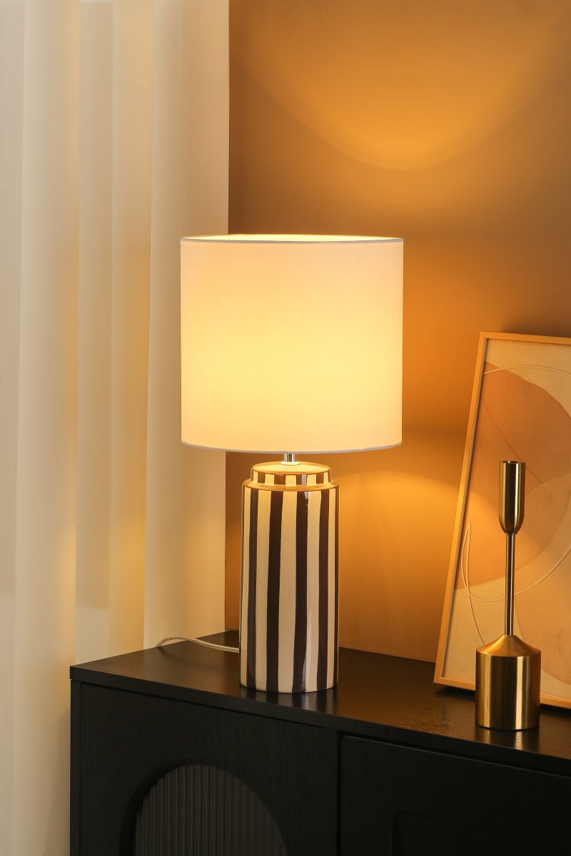 Faro 50cm Brun/hvit bordlampe Fra Nordic Lighting - Lampefoten er laget av keramikk med en kremhvit base og brune striper som gir et livlig, men balansert inntrykk.