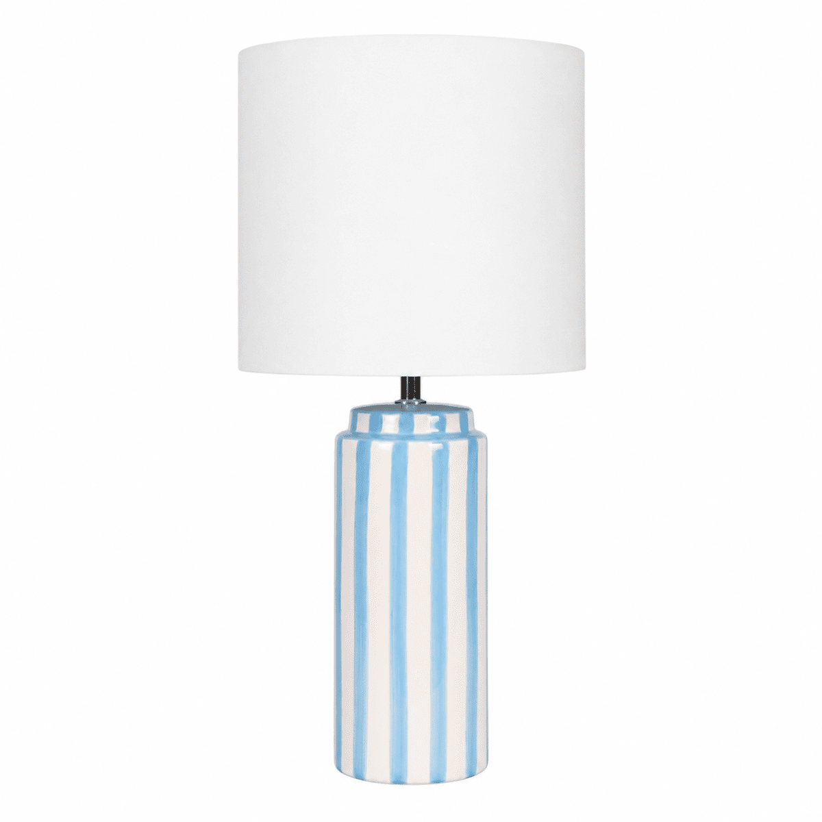 Faro 50cm Lys blå/hvit bordlampe Fra Nordic Lighting - Lampefoten er laget av keramikk med en kremhvit base og lysebl&aring; striper som gir et livlig, men balansert inntrykk.