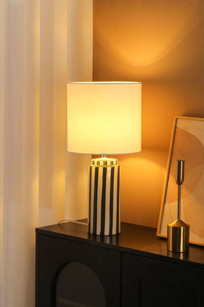 Faro 50cm Grønn/hvit bordlampe Fra Nordic Lighting - Lampefoten er laget av keramikk med en kremhvit base og gr&oslash;nne striper som gir et livlig, men balansert inntrykk.