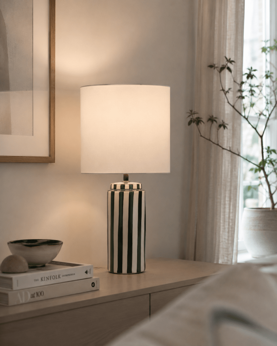 Faro 50cm Grønn/hvit bordlampe Fra Nordic Lighting - Lampefoten er laget av keramikk med en kremhvit base og gr&oslash;nne striper som gir et livlig, men balansert inntrykk.