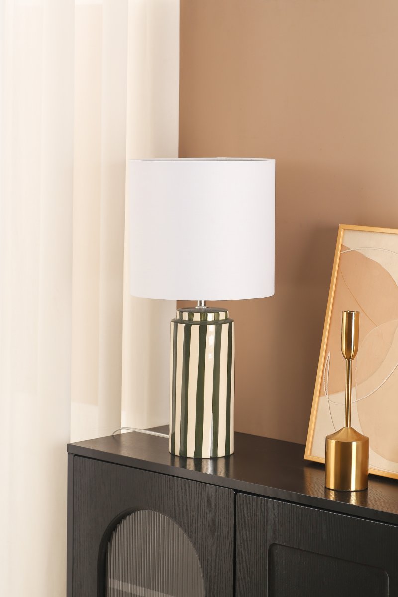 Faro 50cm Grønn/hvit bordlampe Fra Nordic Lighting - Lampefoten er laget av keramikk med en kremhvit base og gr&oslash;nne striper som gir et livlig, men balansert inntrykk.