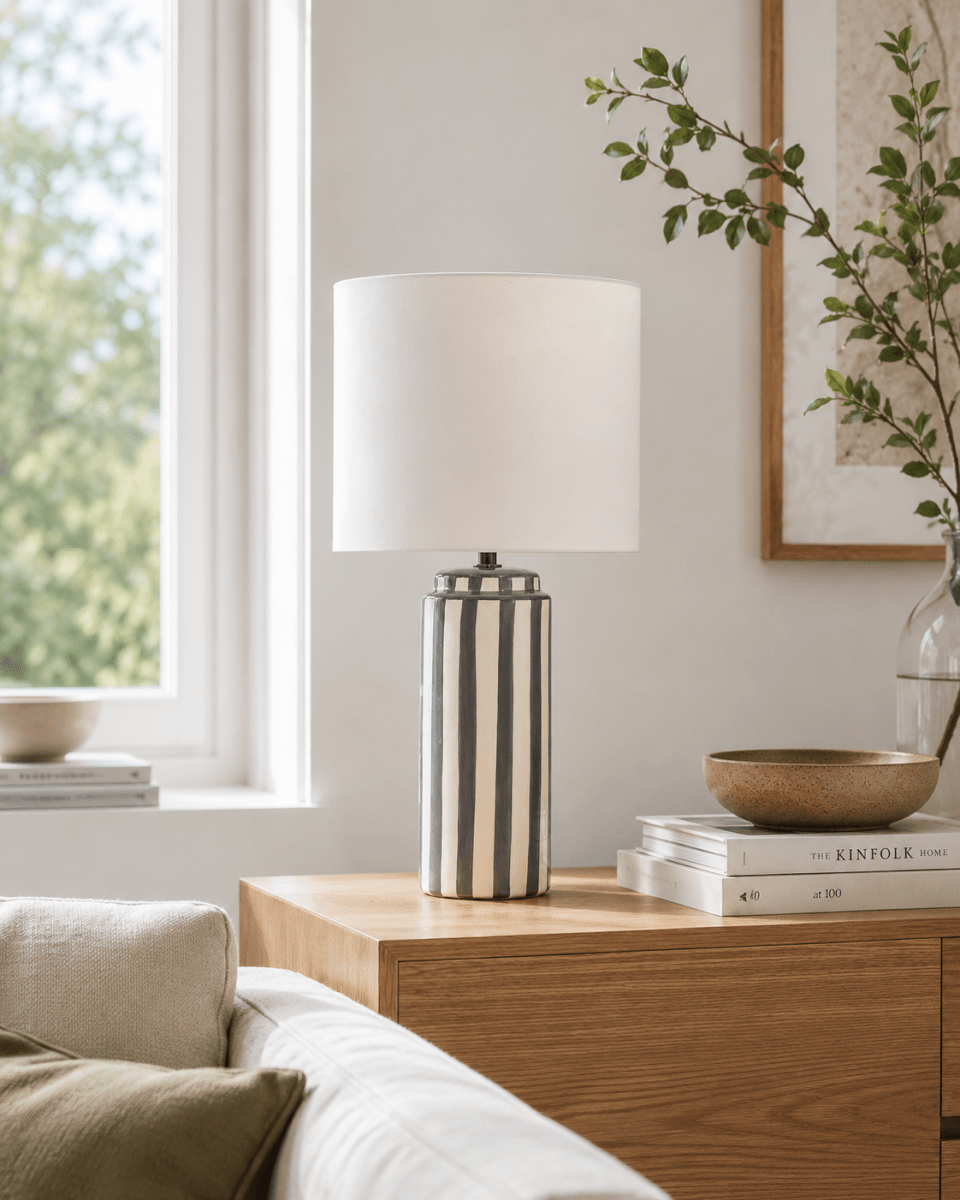 Faro 50cm Grå/hvit bordlampe Fra Nordic Lighting - Lampefoten er laget av keramikk med en kremhvit base og gr&aring; striper som gir et livlig, men balansert inntrykk.