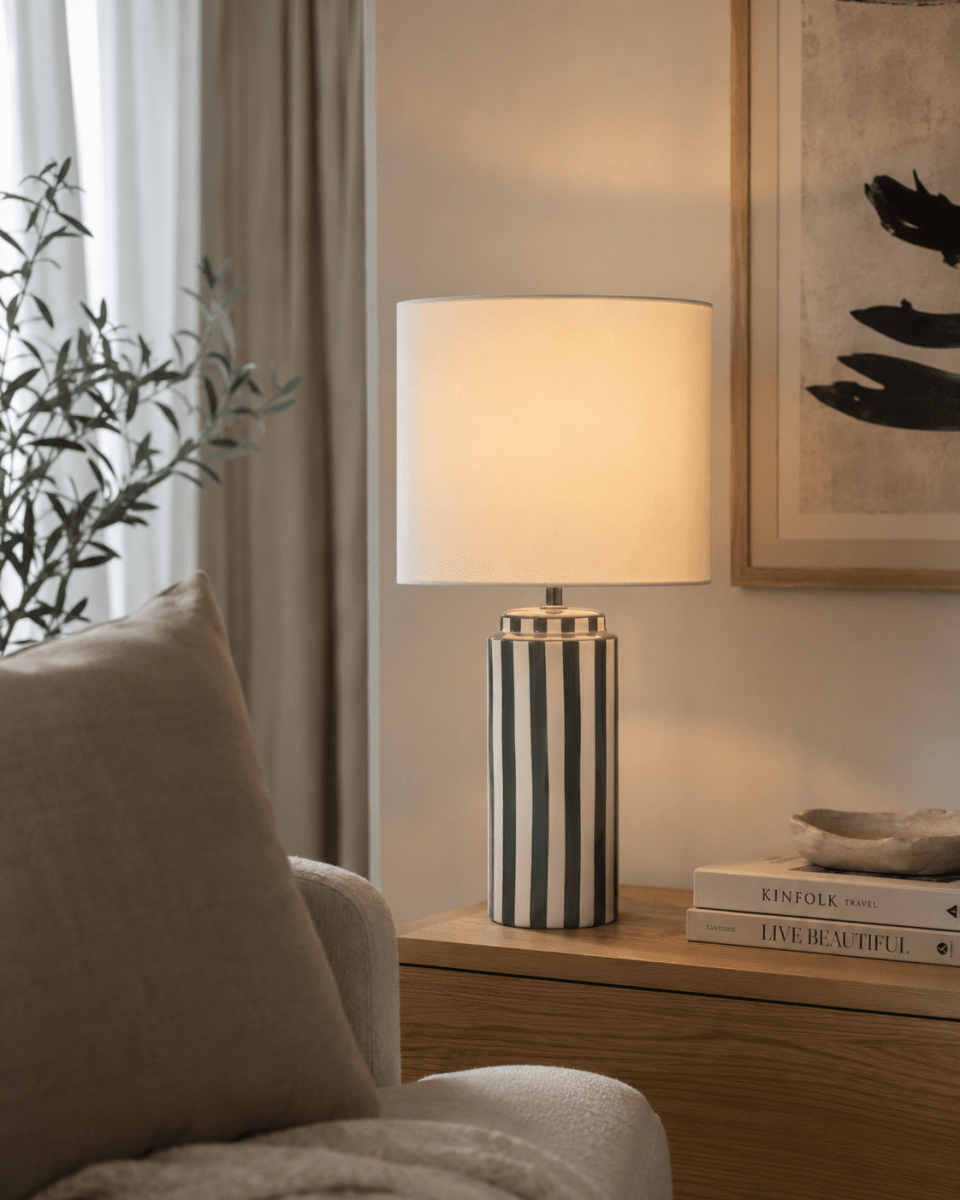 Faro 50cm Grå/hvit bordlampe Fra Nordic Lighting - Lampefoten er laget av keramikk med en kremhvit base og gr&aring; striper som gir et livlig, men balansert inntrykk.