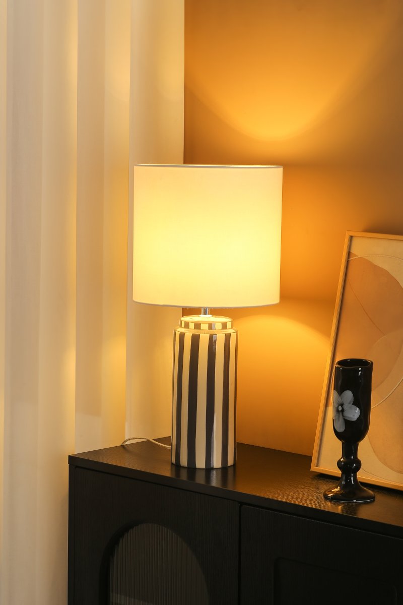 Faro 50cm Grå/hvit bordlampe Fra Nordic Lighting - Lampefoten er laget av keramikk med en kremhvit base og gr&aring; striper som gir et livlig, men balansert inntrykk.
