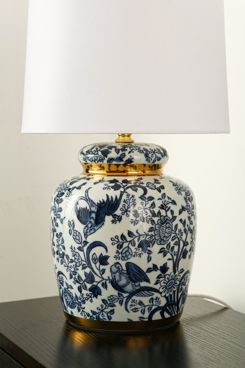 Blomstermåla 43cm Blå bordlampe Fra Lampan - Vacker bordslampa med dekorativt bl&aring;tt och vitt m&ouml;nster p&aring; porslinbasen med m&auml;ssingdetaljer.