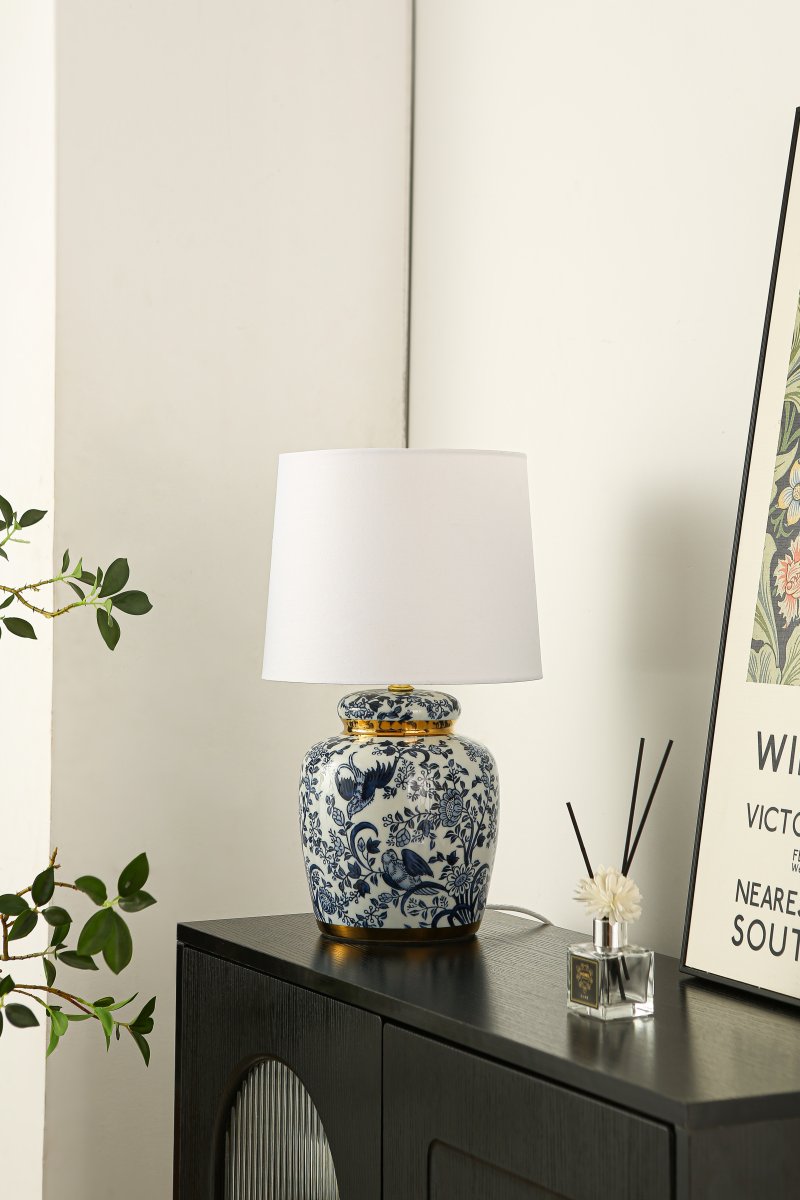 Blomstermåla 43cm Blå bordlampe Fra Lampan - Vacker bordslampa med dekorativt bl&aring;tt och vitt m&ouml;nster p&aring; porslinbasen med m&auml;ssingdetaljer.
