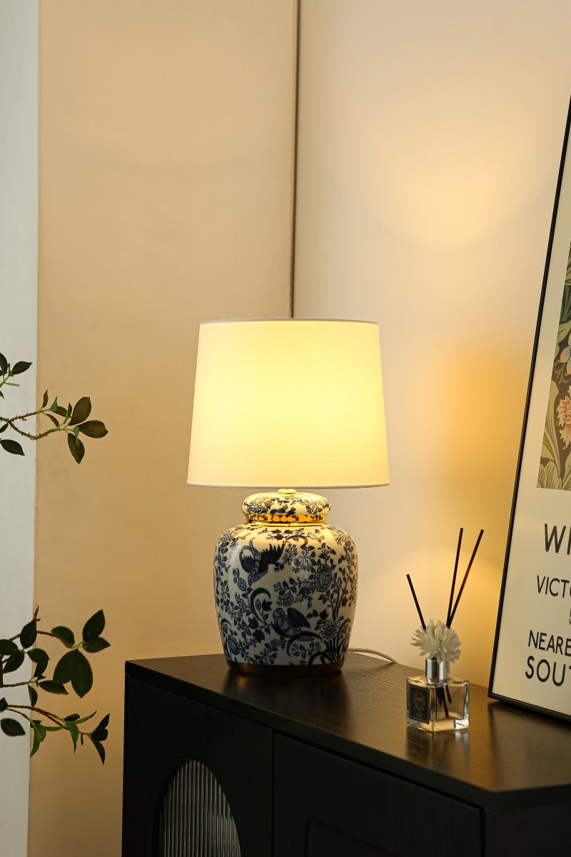 Blomstermåla 43cm Blå bordlampe Fra Lampan - Vacker bordslampa med dekorativt bl&aring;tt och vitt m&ouml;nster p&aring; porslinbasen med m&auml;ssingdetaljer.