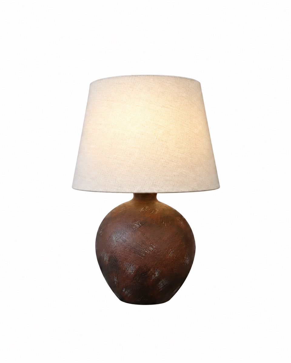 Bellmini 30cm Mørk brun bordlampe Fra Nordic Lighting - Bellmini-bordlampen har en vakker keramisk base i en mørkebrun, rustikk finish og en beige linskjerm.
