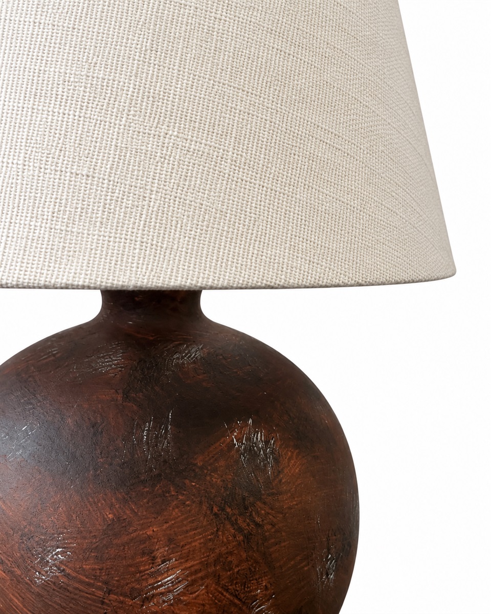 Bellmini 30cm Mørk brun bordlampe Fra Nordic Lighting - Bellmini-bordlampen har en vakker keramisk base i en mørkebrun, rustikk finish og en beige linskjerm.