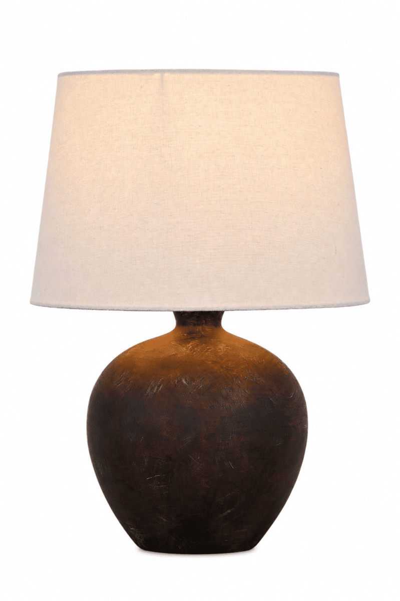 Bella 42cm Mørk brun bordlampe Fra Nordic Lighting - Bella bordlampe har en vakker keramisk base i m&oslash;rkebrun, rustikk finish og en beige linskjerm.