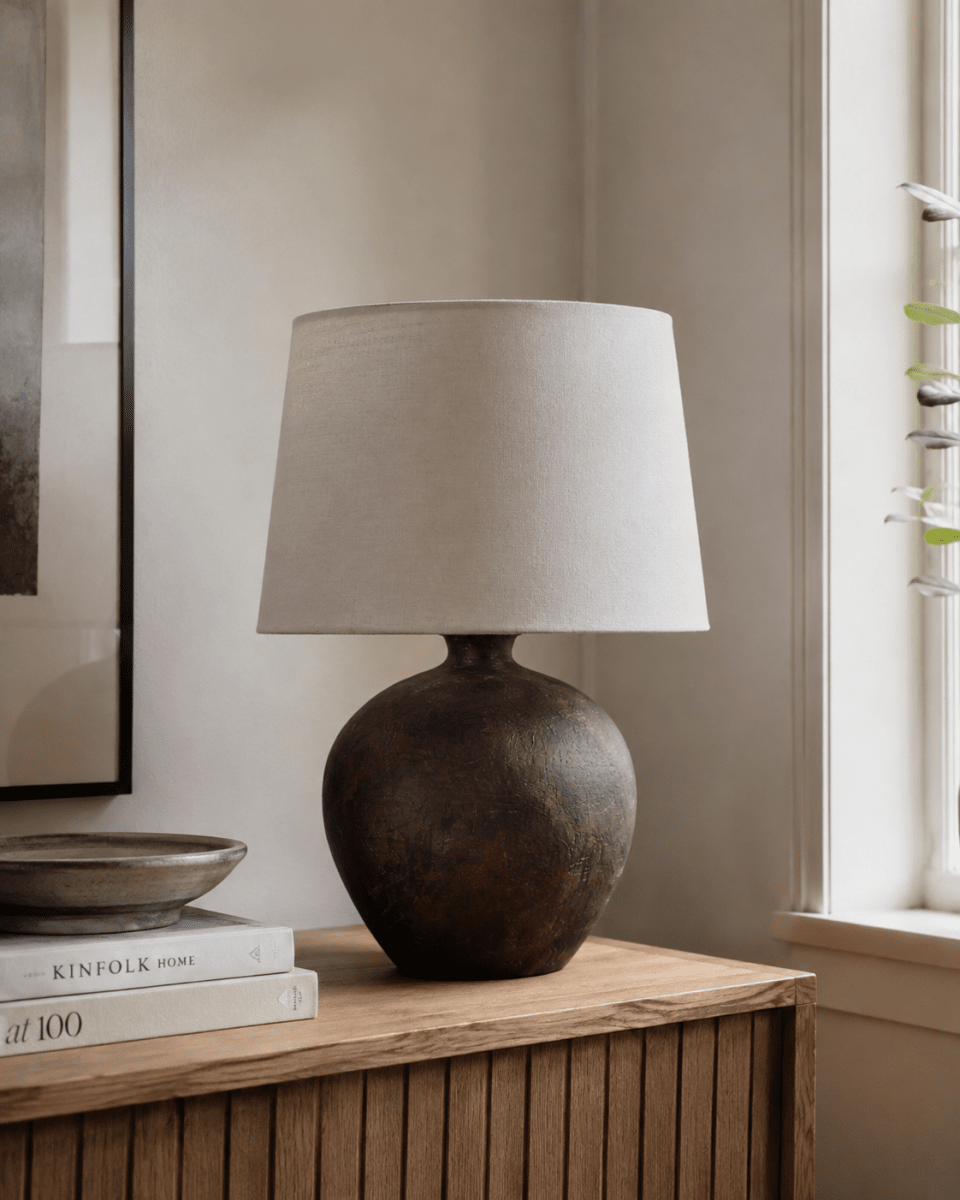 Bella 42cm Mørk brun bordlampe Fra Nordic Lighting - Bella bordlampe har en vakker keramisk base i m&oslash;rkebrun, rustikk finish og en beige linskjerm.