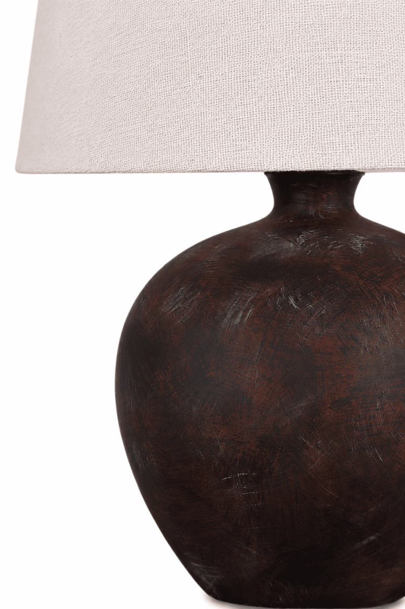Bella 42cm Mørk brun bordlampe Fra Nordic Lighting - Bella bordlampe har en vakker keramisk base i m&oslash;rkebrun, rustikk finish og en beige linskjerm.