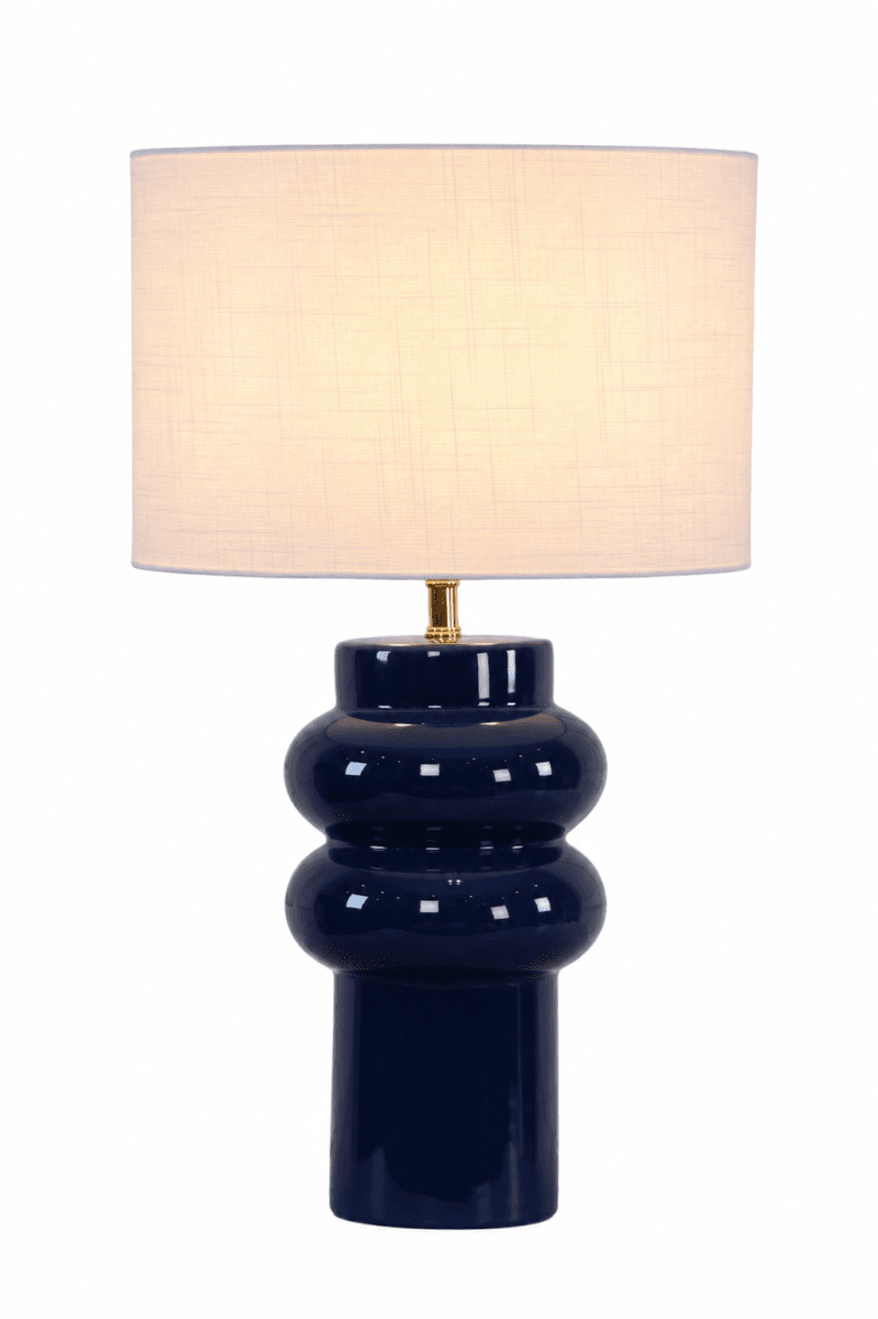 Anelli 56cm Blå bordlampe Fra Nordic Lighting - Anelli&nbsp;bordlampe med bl&aring;, blank keramisk base og hvit linskjerm er en elegant og moderne interi&oslash;rdetalj.