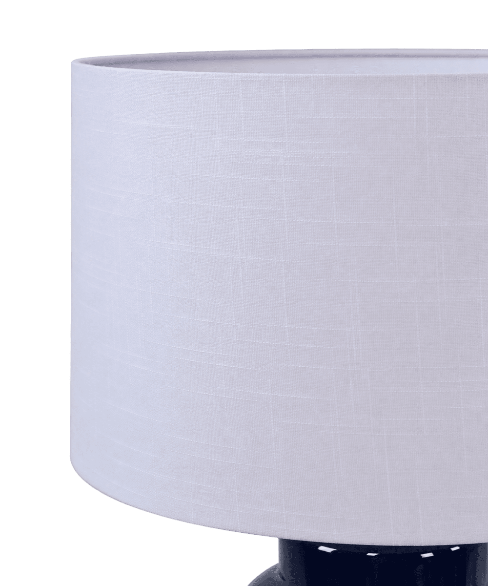 Anelli 56cm Blå bordlampe Fra Nordic Lighting - Anelli&nbsp;bordlampe med bl&aring;, blank keramisk base og hvit linskjerm er en elegant og moderne interi&oslash;rdetalj.