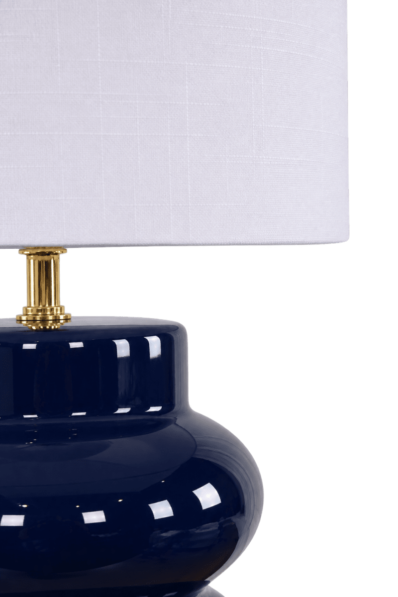 Anelli 56cm Blå bordlampe Fra Nordic Lighting - Anelli&nbsp;bordlampe med bl&aring;, blank keramisk base og hvit linskjerm er en elegant og moderne interi&oslash;rdetalj.