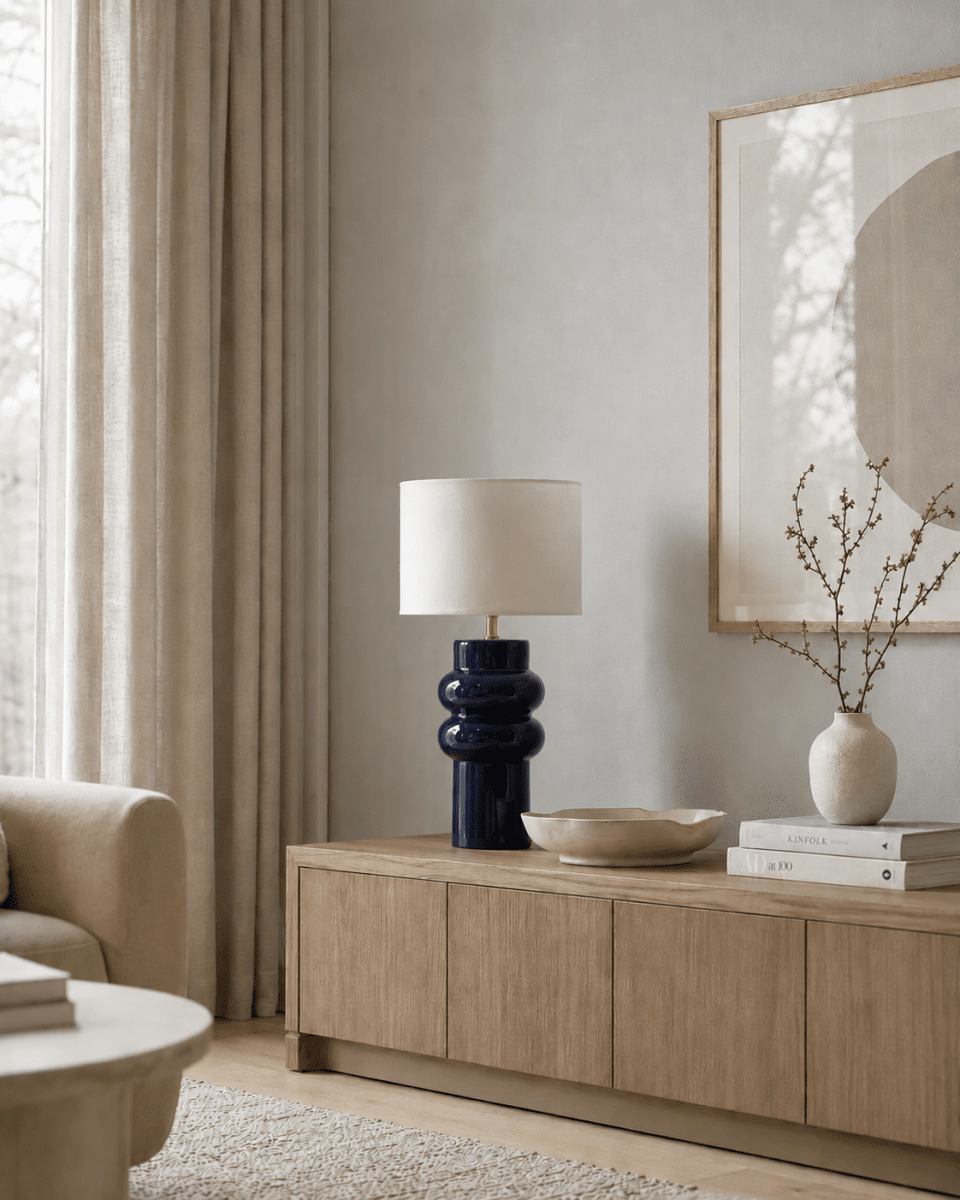 Anelli 56cm Blå bordlampe Fra Nordic Lighting - Anelli&nbsp;bordlampe med bl&aring;, blank keramisk base og hvit linskjerm er en elegant og moderne interi&oslash;rdetalj.