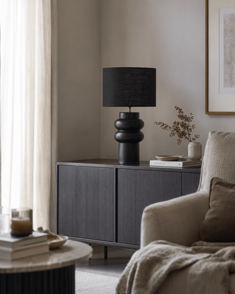 Anelli 56cm Svart bordlampe Fra Nordic Lighting - Leveres med 1,8 m svart plastledning og str&oslash;mbryter med st&oslash;psel.