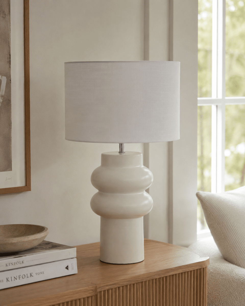Anelli 56cm Hvit bordlampe Fra Nordic Lighting - Perfekt for &aring; skape en varm og innbydende atmosf&aelig;re i b&aring;de stue og soverom.
