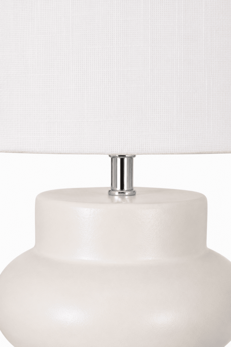 Anelli 56cm Hvit bordlampe Fra Nordic Lighting - Perfekt for &aring; skape en varm og innbydende atmosf&aelig;re i b&aring;de stue og soverom.