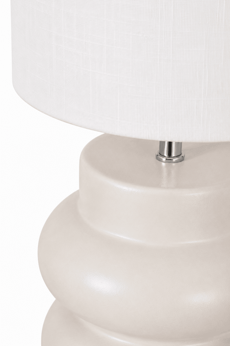 Anelli 56cm Hvit bordlampe Fra Nordic Lighting - Perfekt for &aring; skape en varm og innbydende atmosf&aelig;re i b&aring;de stue og soverom.