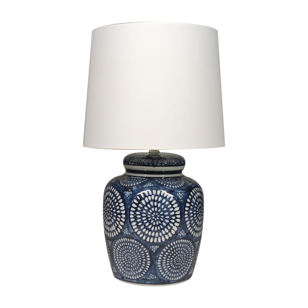 Emsfors 43cm Blå bordlampe Fra Lampan - Lampefoten i keramikk har et detaljert bl&aring;tt og hvitt m&oslash;nster som gir et klassisk og samtidig livlig uttrykk.