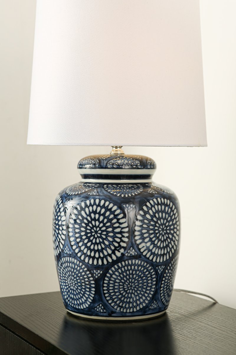 Emsfors 43cm Blå bordlampe Fra Lampan - Lampefoten i keramikk har et detaljert bl&aring;tt og hvitt m&oslash;nster som gir et klassisk og samtidig livlig uttrykk.