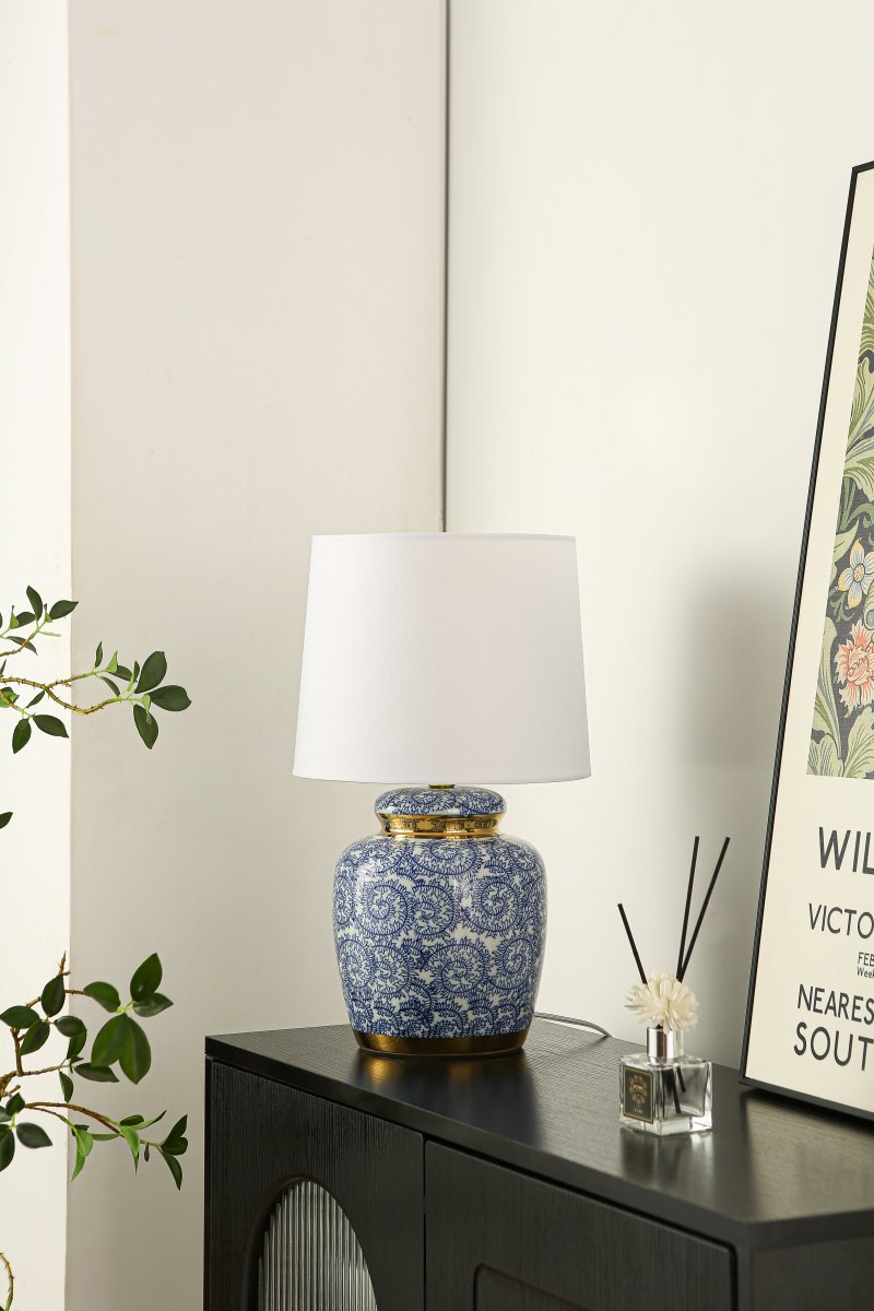 Mönsterås 43cm Blå bordlampe Fra Lampan - Vacker bordslampa med dekorativt bl&aring;tt och vitt m&ouml;nster p&aring; porslinbasen med m&auml;ssingdetaljer.