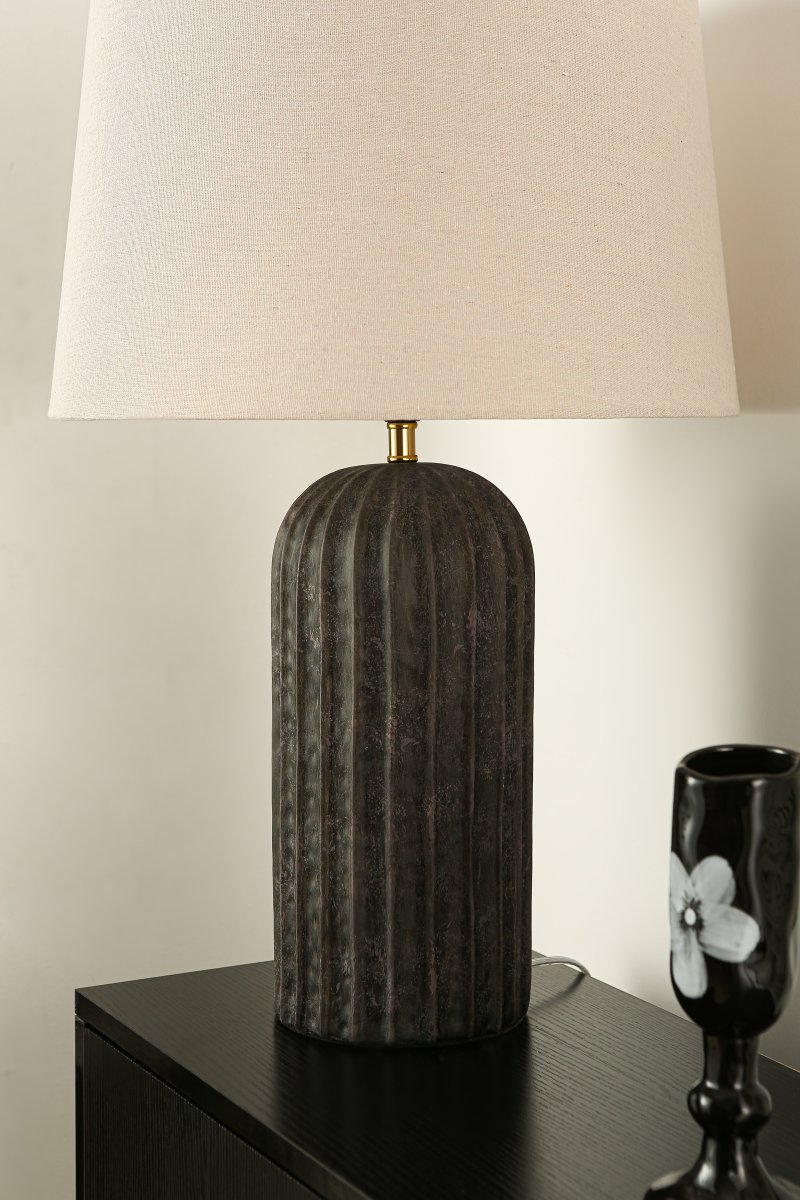 Porto 63cm Svart/beige bordlampe Fra Nordic Lighting - Lampefoten er laget av keramikk og har en svartmalt, varierende skjerm som gir et levende og eksklusivt uttrykk.